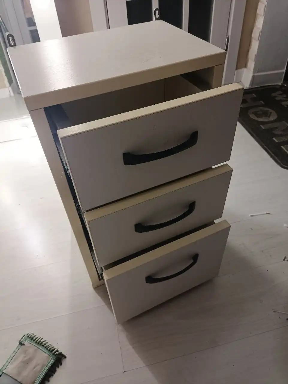 Продажа белой тумбочки