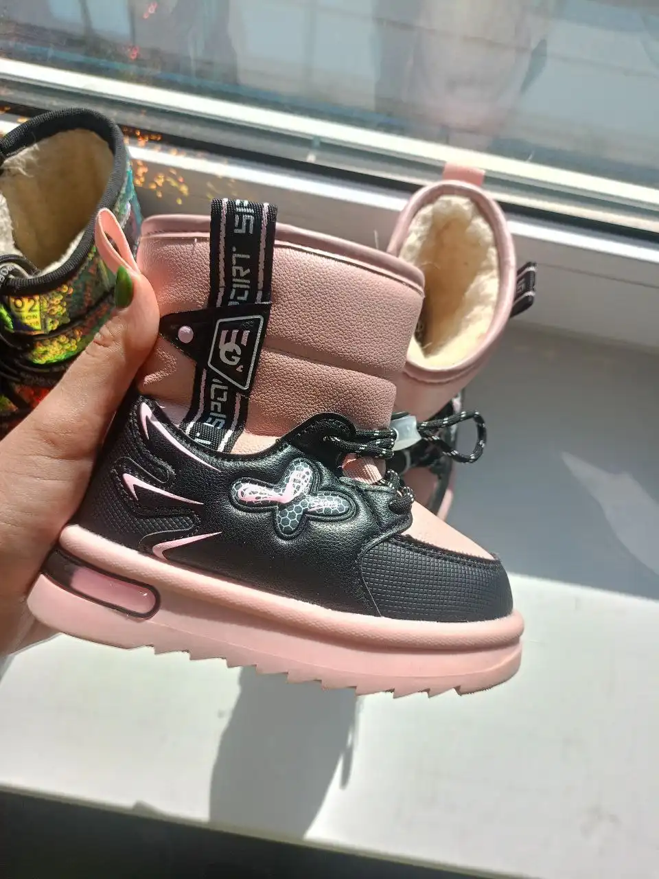 Продам зимний комплект и зимние сапоги