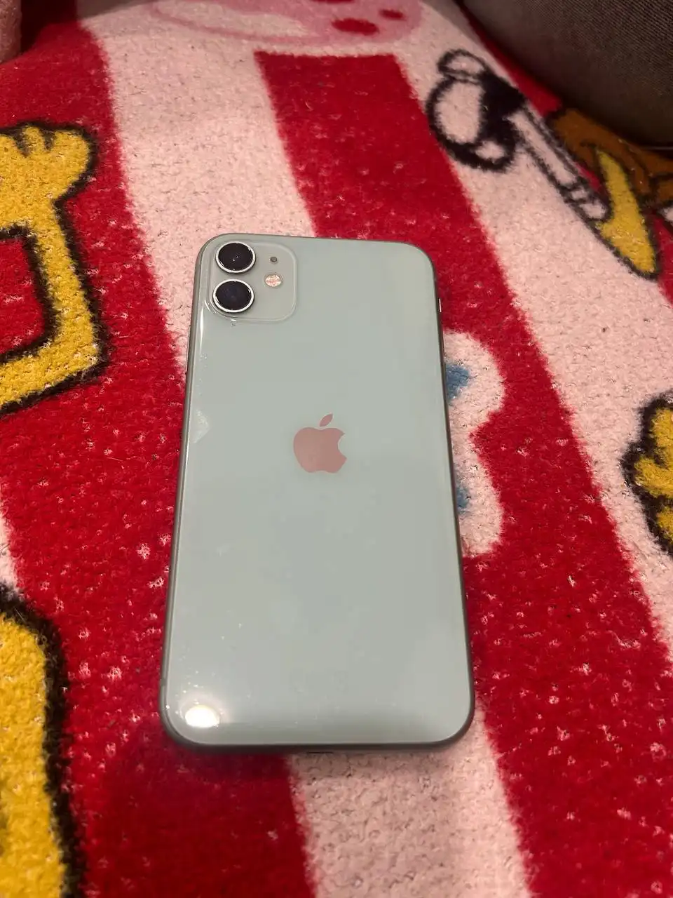 Продам iPhone 11 128 ГБ с мелкими царапинами