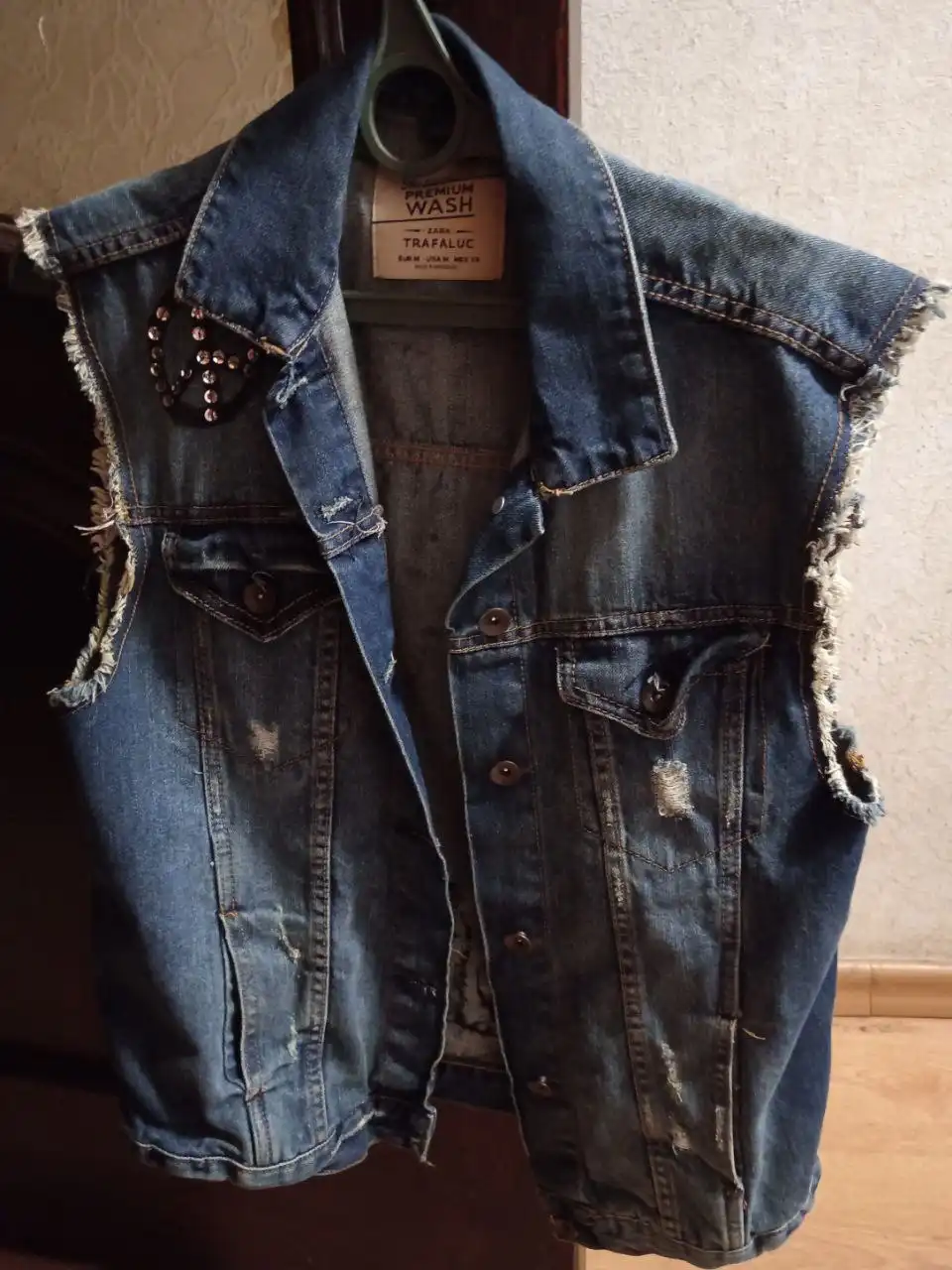 Джинсовая жилетка Zara с ручной вышивкой - Женская одежда (Одежда) в Воронеж