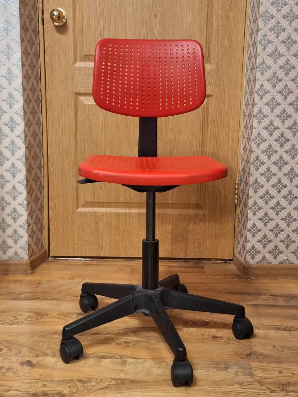 Стул рабочий на колесиках IKEA SNILLE - Мебель (Барахолка) в Воронеж