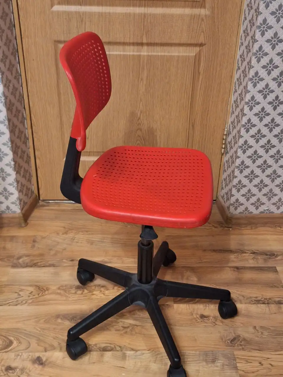 Стул рабочий на колесиках IKEA SNILLE - Мебель (Барахолка) в Воронеж