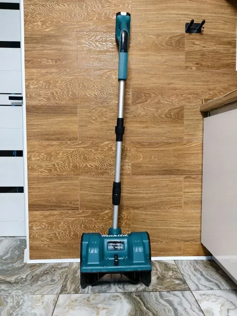 Снегоуборщик АКБ лопата Makita с гарантией - Для дома и дачи в Красноярск