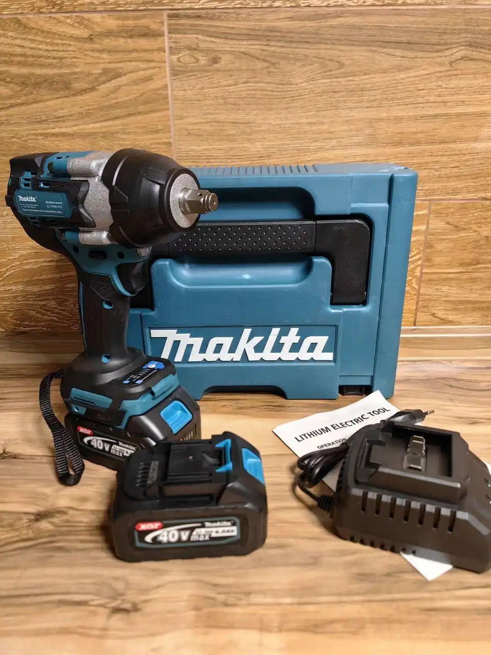 Аккумуляторный гайковерт Makita 700Nm с АКБ и зарядной станцией