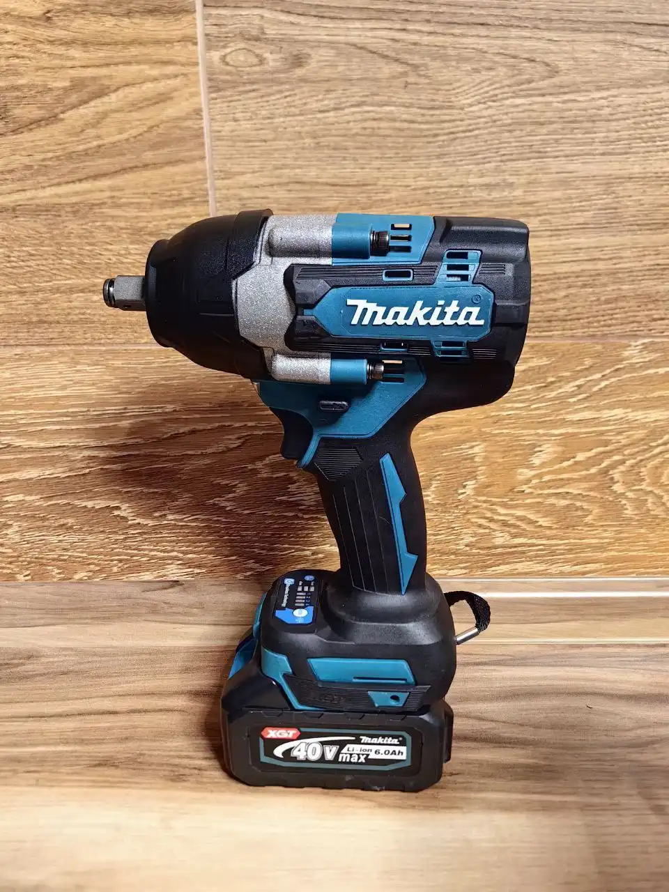 Аккумуляторный гайковерт Makita 700Nm с АКБ и зарядной станцией