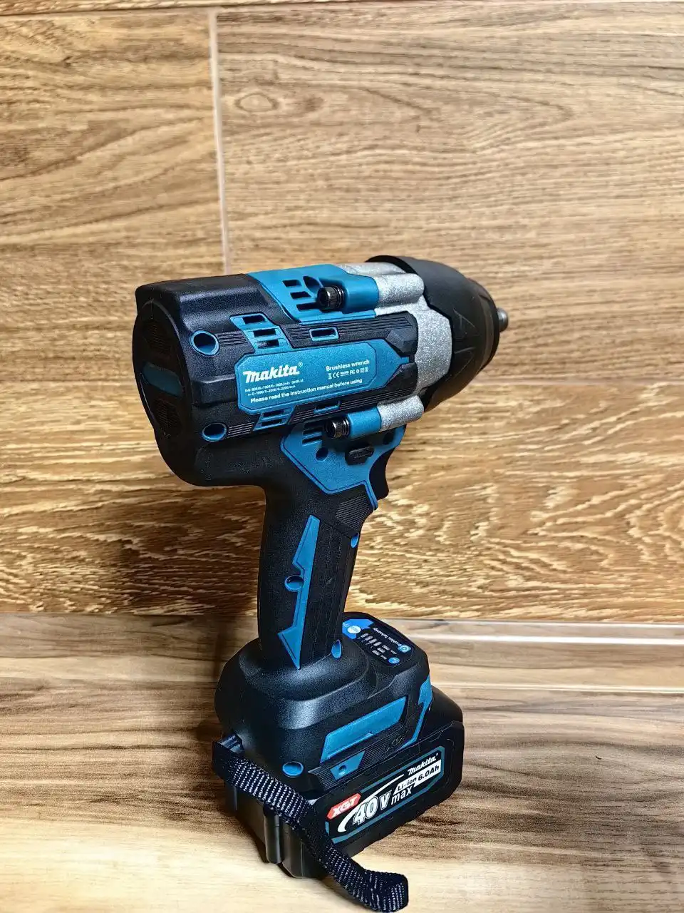 Аккумуляторный гайковерт Makita 700Nm с АКБ и зарядной станцией