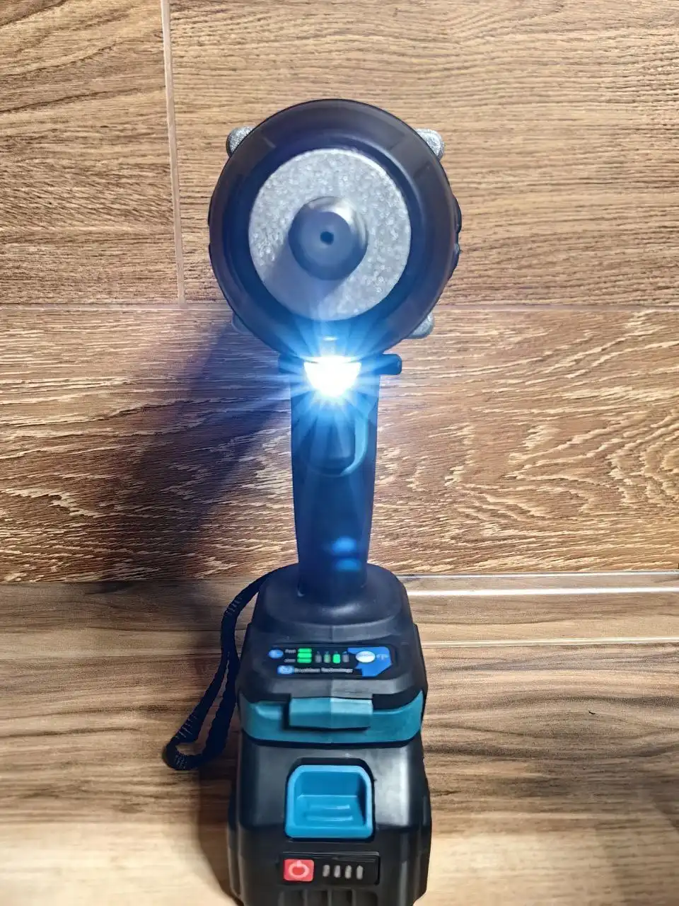 Аккумуляторный гайковерт Makita 700Nm с АКБ и зарядной станцией