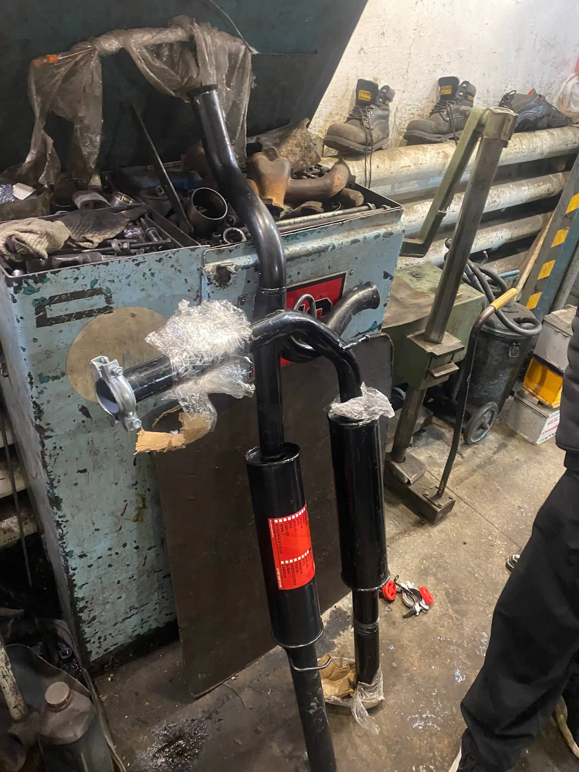 Продам раздвоенный выхлоп - Запчасти (Авто) в Магнитогорск