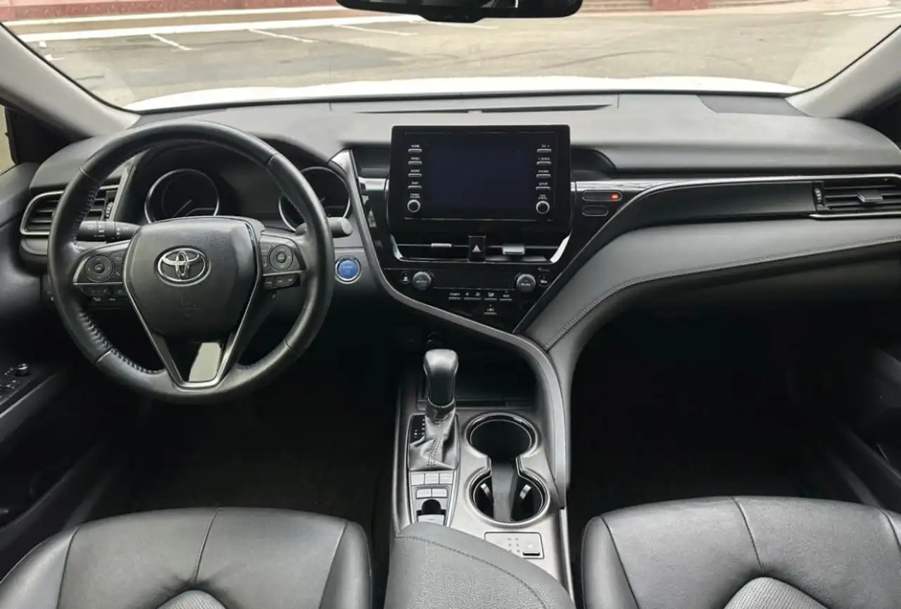 Продажа Toyota Camry 2021 года, гибрид, 129 тыс. км