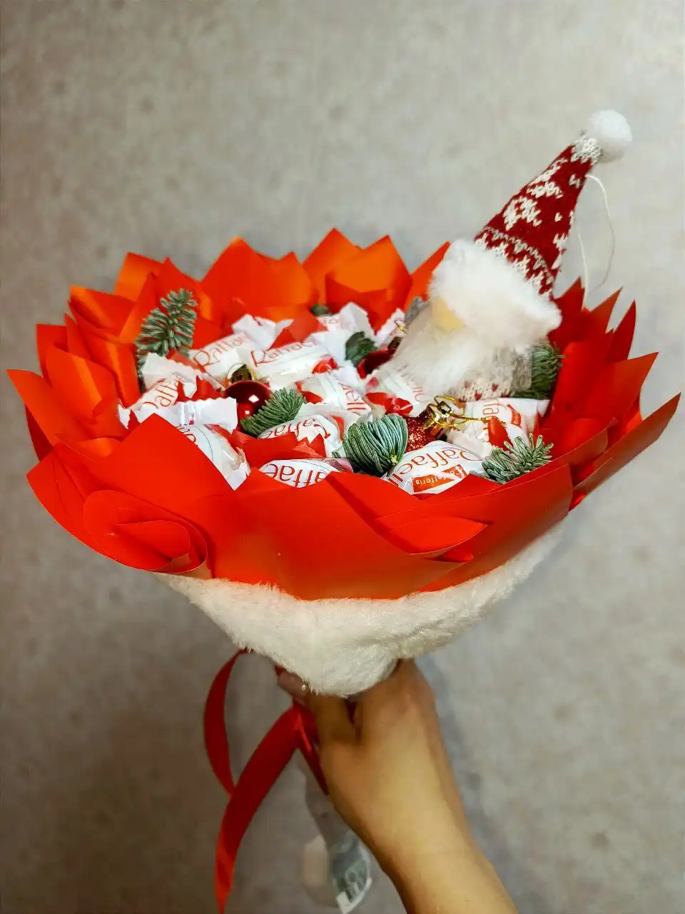 Новогодний букет с живой елью и конфетами Рафаэлло