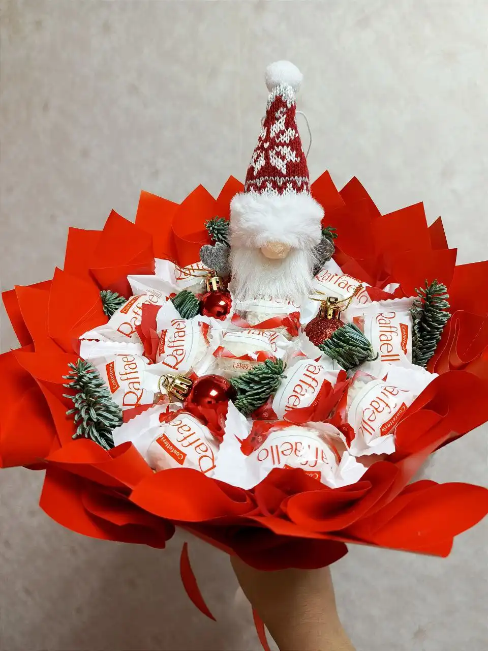 Новогодний букет с живой елью и конфетами Рафаэлло