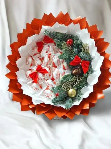 Букет из Рафаэлло с датской ёлочкой и декором - Барахолка в Новоаннинский