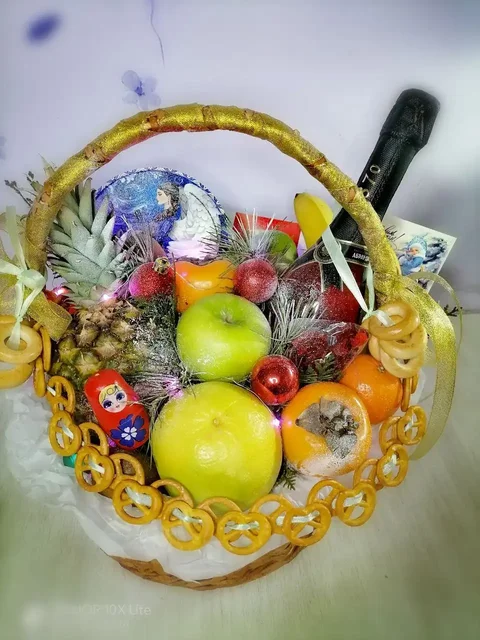 Новогодняя корзиночка с фруктами и сладостями - Одежда в Новоаннинский