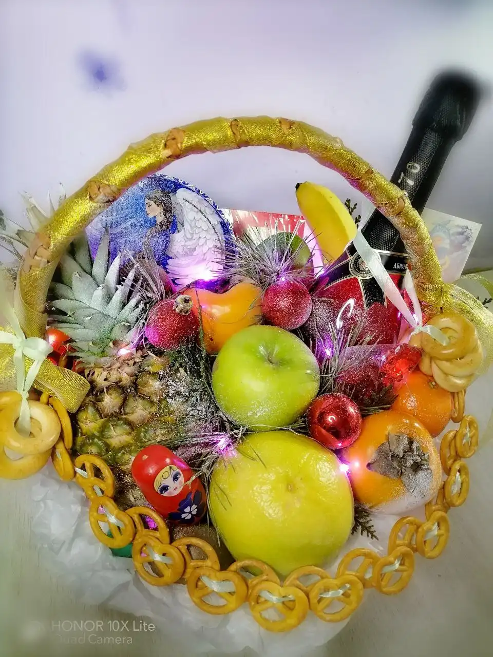 Новогодняя корзиночка с фруктами и сладостями