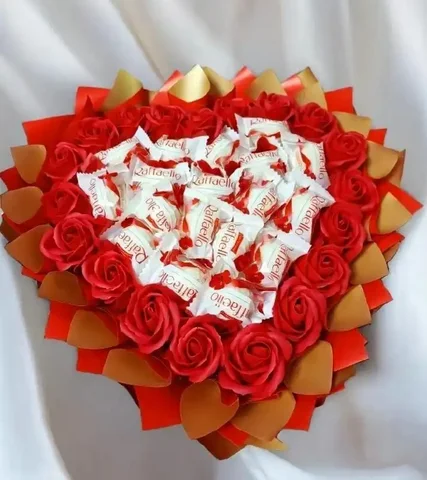 Букет в форме сердца из мыльных цветов и конфет Рафаэлло - Барахолка в Новоаннинский