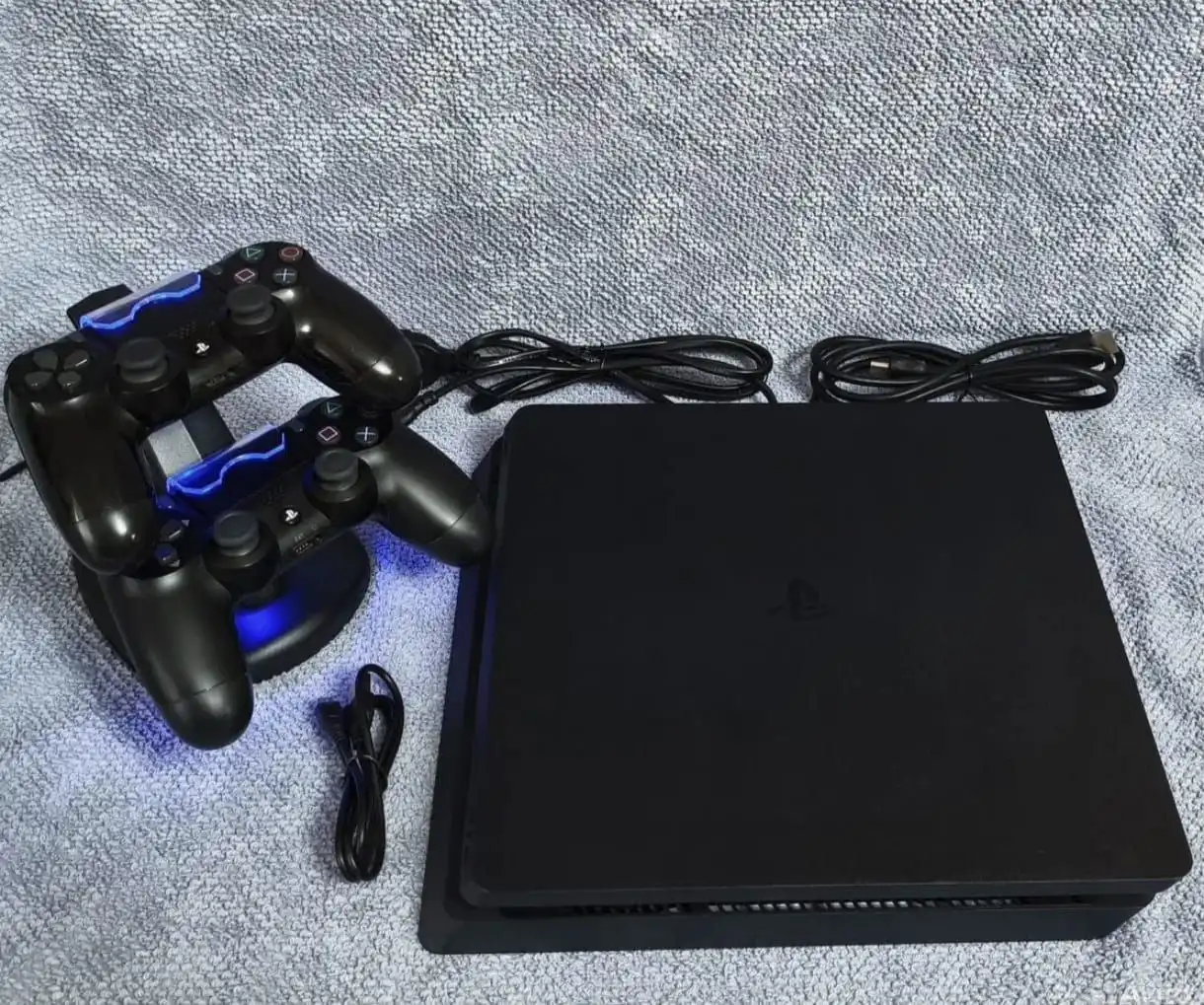 Продам PlayStation 4 Slim 1TB с дисководом и играми - Игровые приставки (Электроника) в Новоаннинский