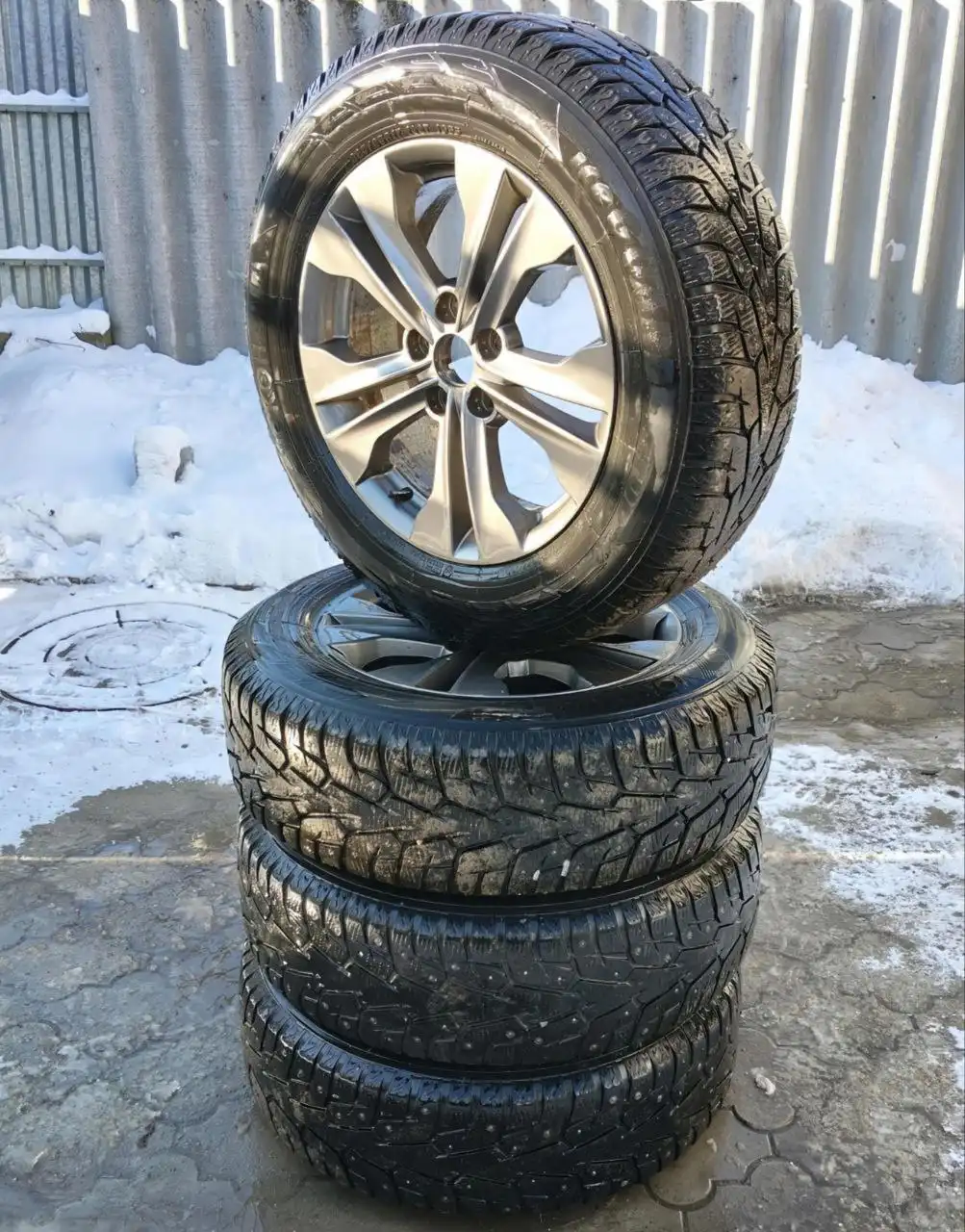 Зимние шипованные колёса в сборе Yokohama на дисках Hyundai Santa Fe - Шины и диски (Авто) в Новоаннинский