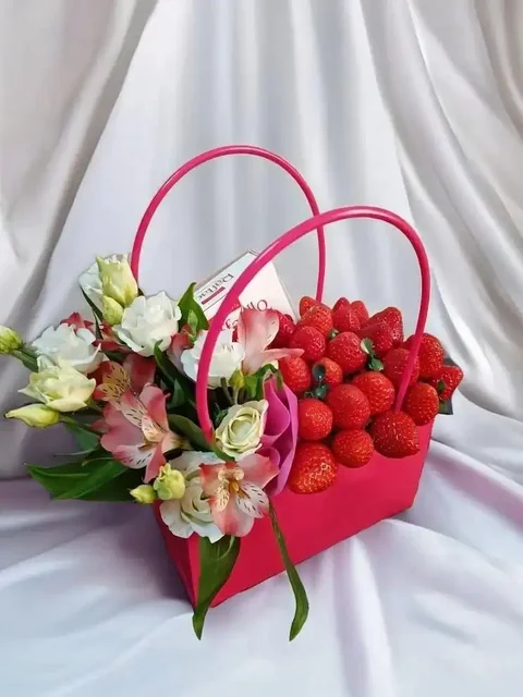 Подарок с цветами, клубникой и конфетами Рафаэлло - Детская мебель в Новоаннинский