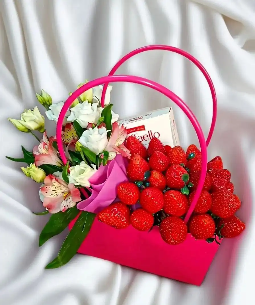 Подарок с цветами, клубникой и конфетами Рафаэлло - Подарки (Барахолка) в Новоаннинский