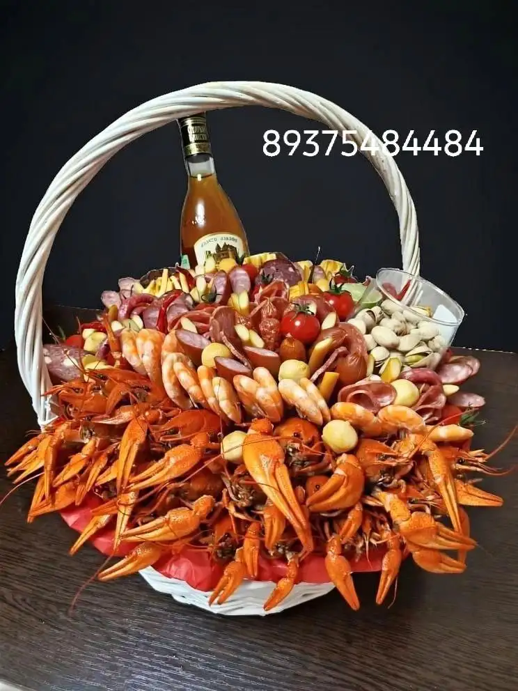 Вкусная корзина для гурманов с деликатесами и напитком - Продукты питания (Барахолка) в Новоаннинский