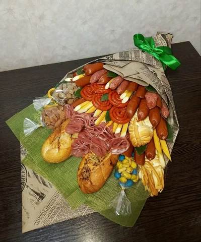 Мужской гастрономический букет из колбас, сыров и багета - Рекламная продукция в Новоаннинский