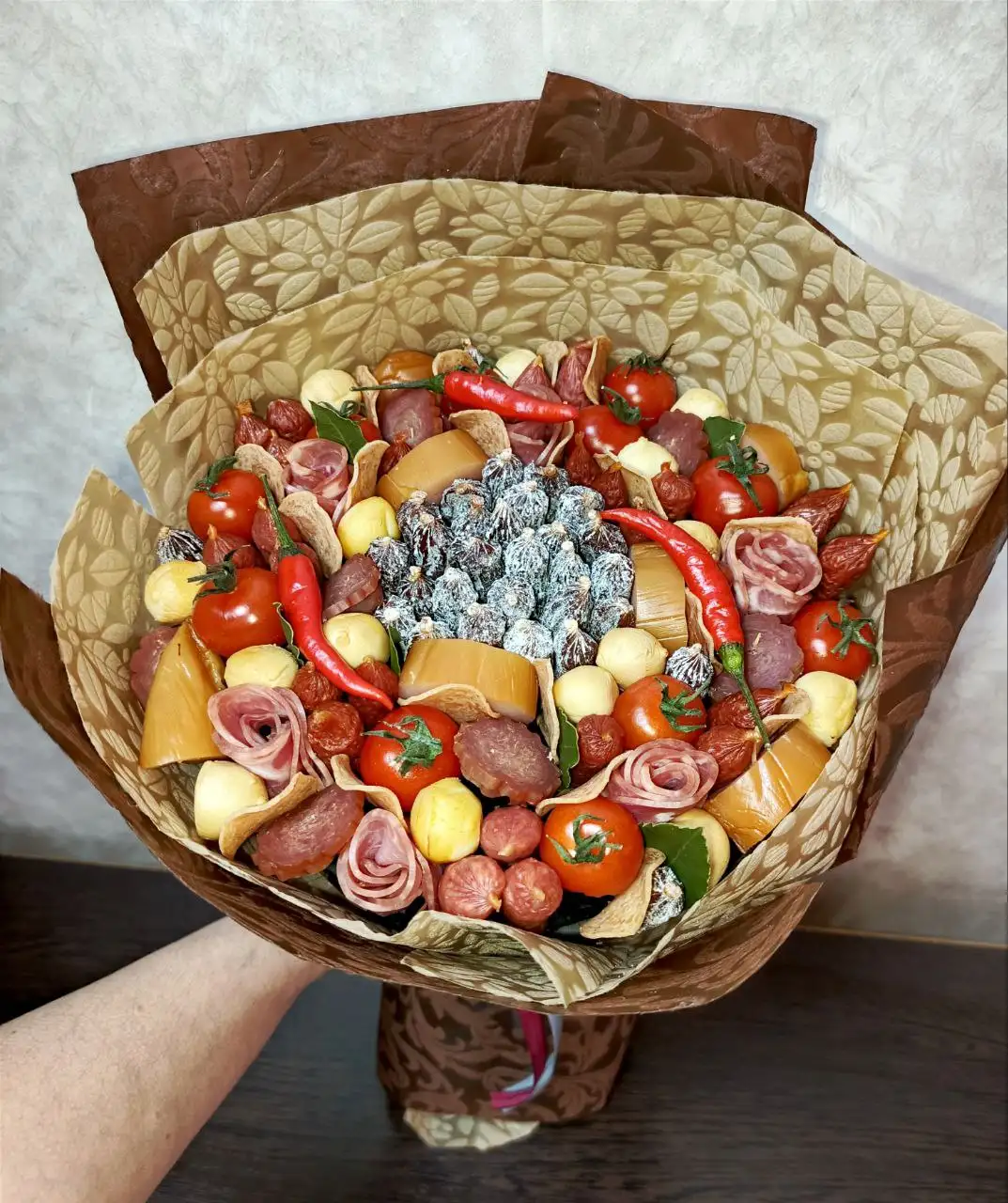 Мясной набор с колбасками, сырами и помидорами Чери - Барахолка в Новоаннинский