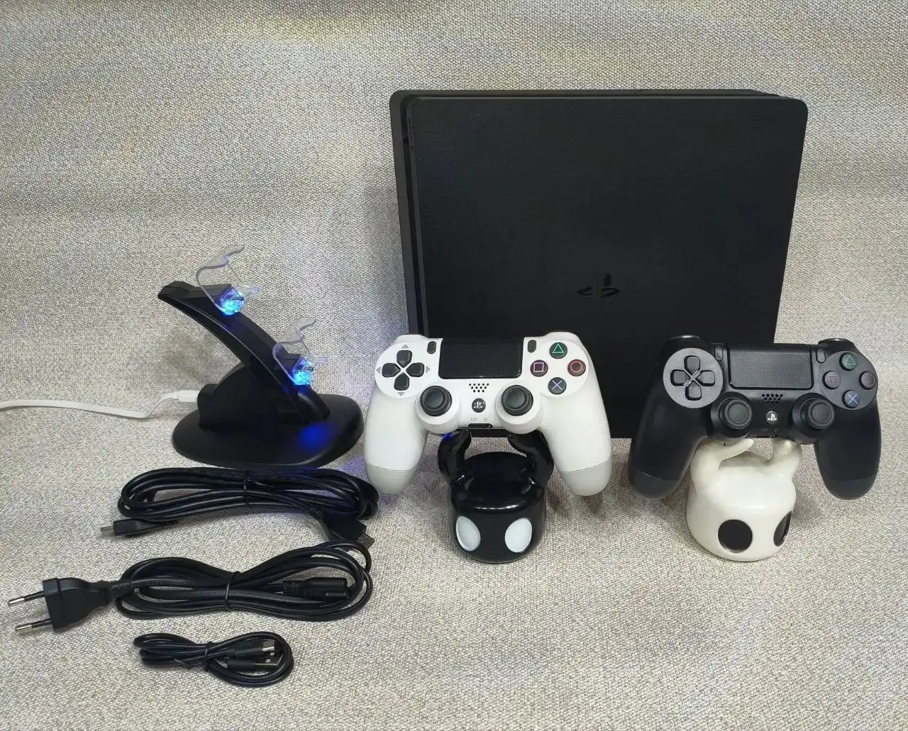 Sony PlayStation 4 Slim 1TB с двумя геймпадами - Игровые приставки (Электроника) в Новоаннинский