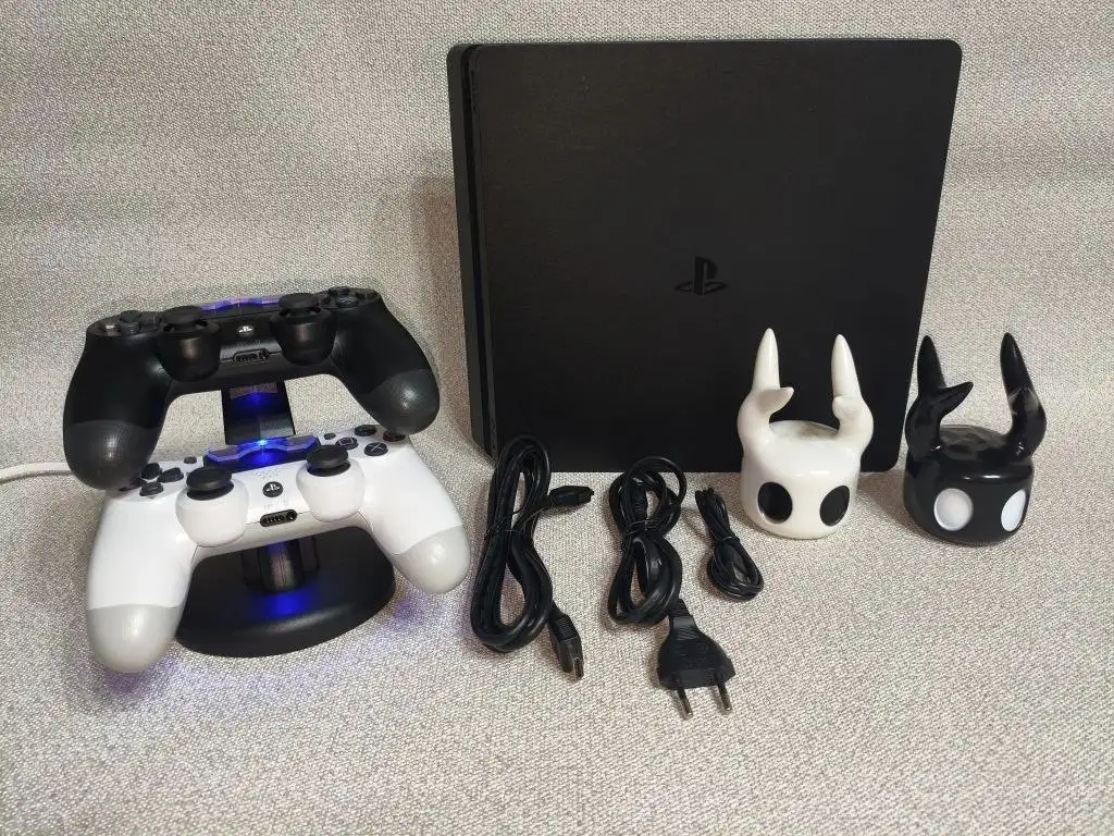 Sony PlayStation 4 Slim 1TB с двумя геймпадами - Игровые приставки (Электроника) в Новоаннинский