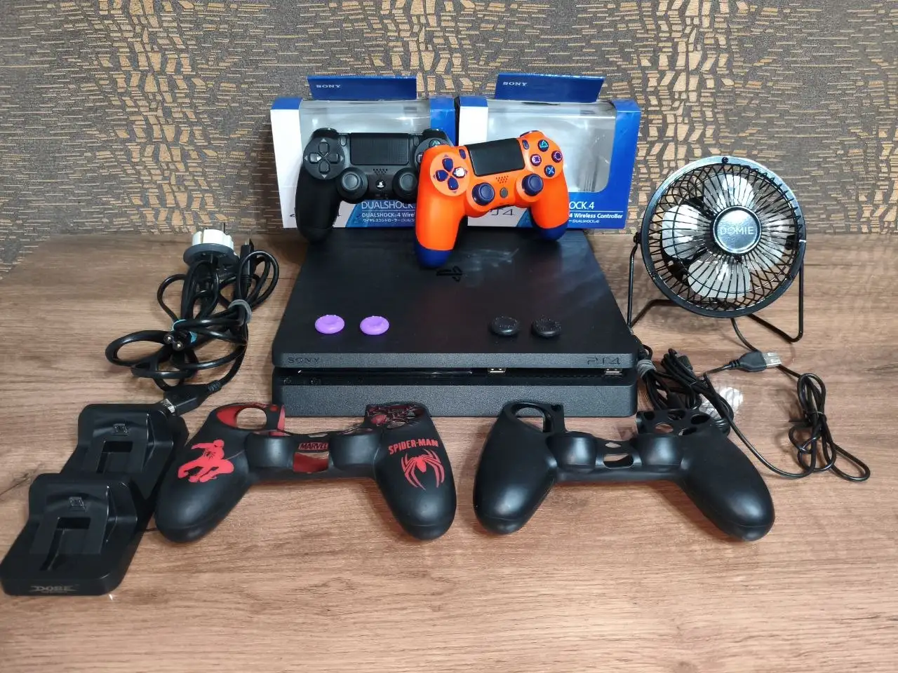 Продам Sony PlayStation 4 Slim 1TB с двумя геймпадами и аккаунтом с 500 играми - Игровые приставки (Электроника) в Новоаннинский