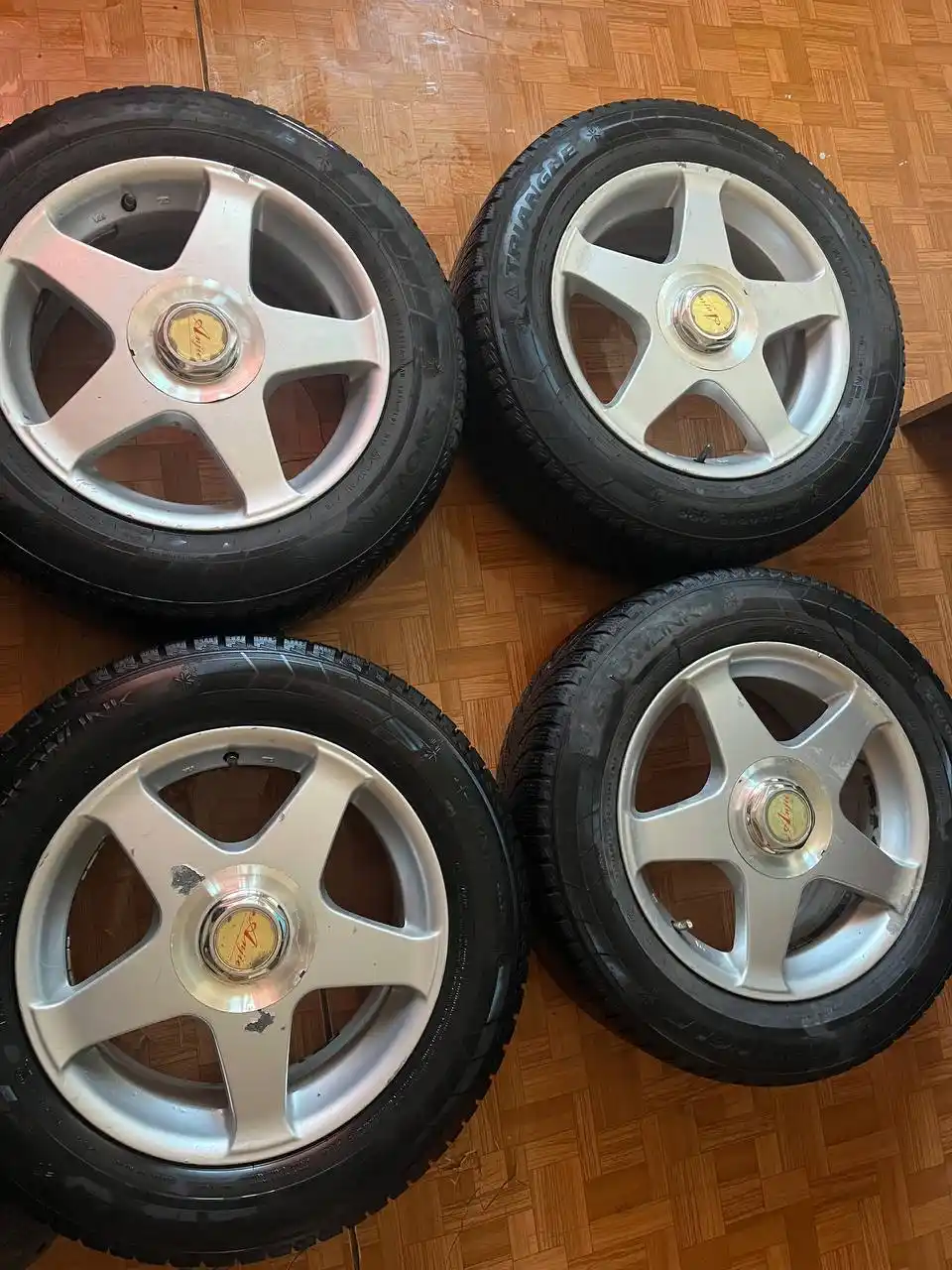 Продам резину с литьем 215/60R16