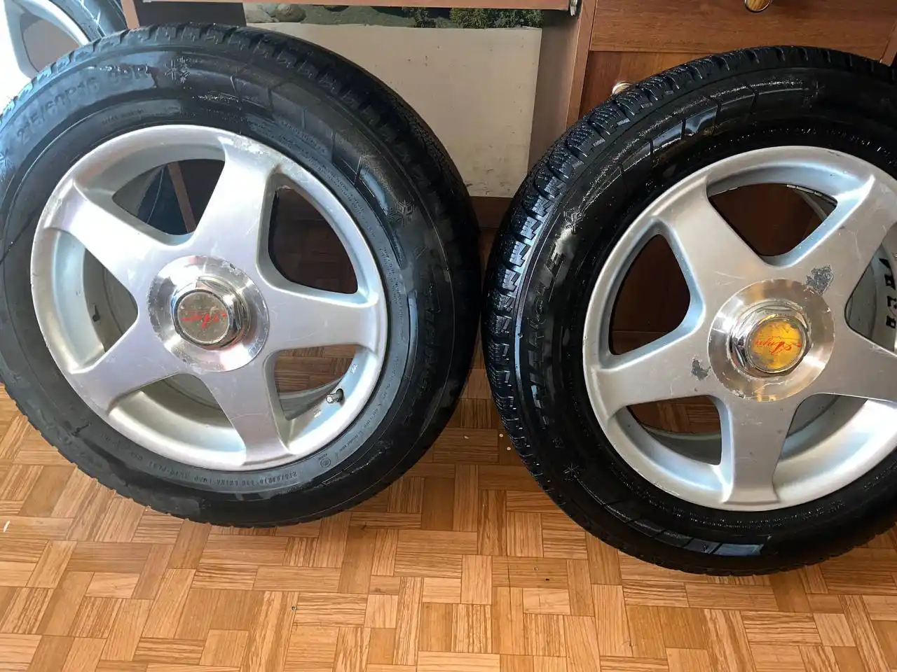 Продам резину с литьем 215/60R16