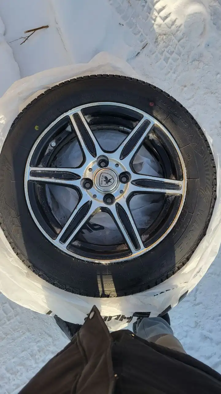 Продажа автомобильных дисков R15 175/65 с зимней резиной - Автомобильные диски и шины (Запчасти) в Чита