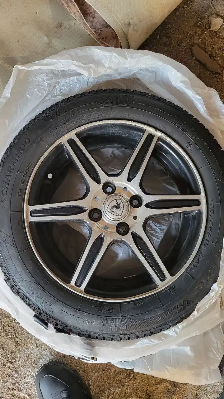 Продажа автомобильных дисков R15 175/65 с зимней резиной - Автомобильные диски и шины (Запчасти) в Чита
