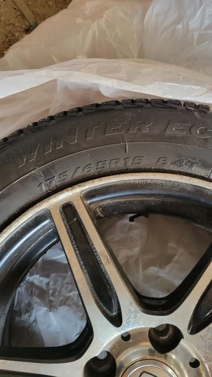 Продажа автомобильных дисков R15 175/65 с зимней резиной - Автомобильные диски и шины (Запчасти) в Чита