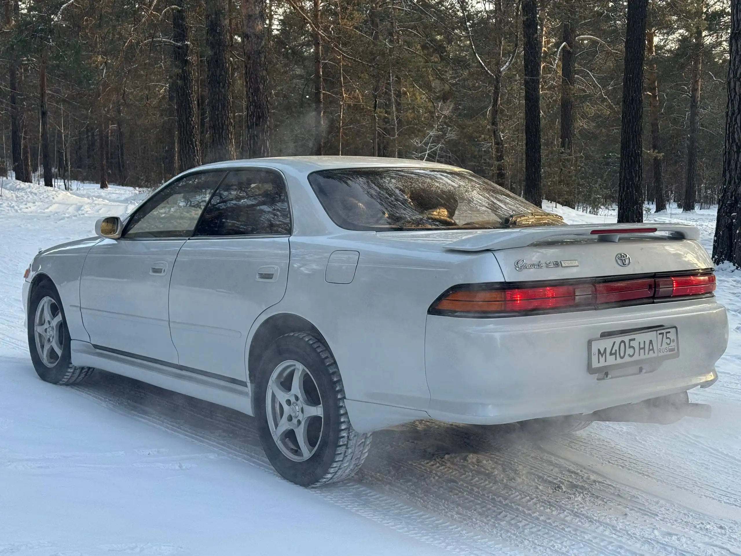 Продажа автомобиля в хорошем состоянии с чехлом-гаражом - Авто в Чита