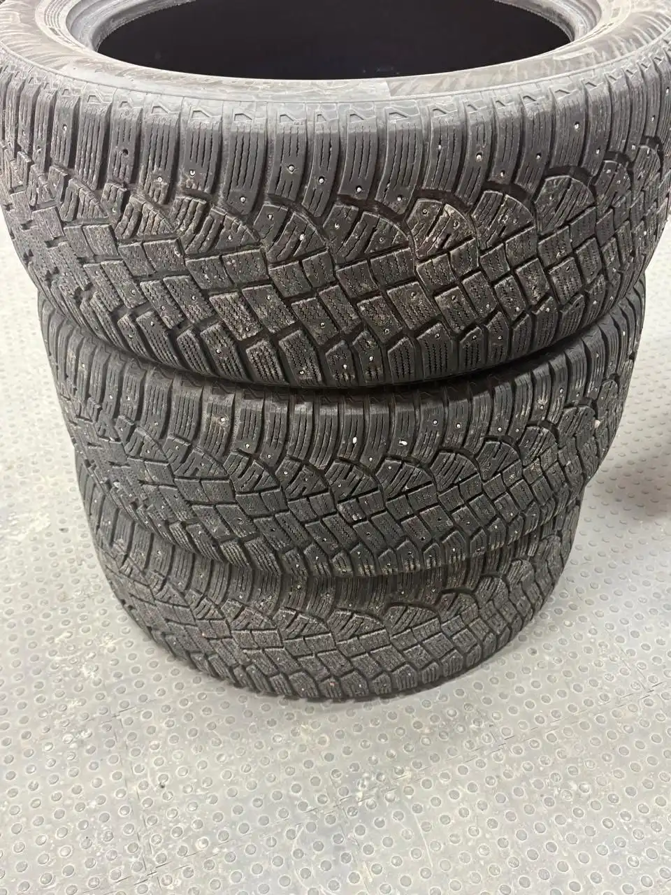 Продается шипованая резина Континенталь IceContact 2