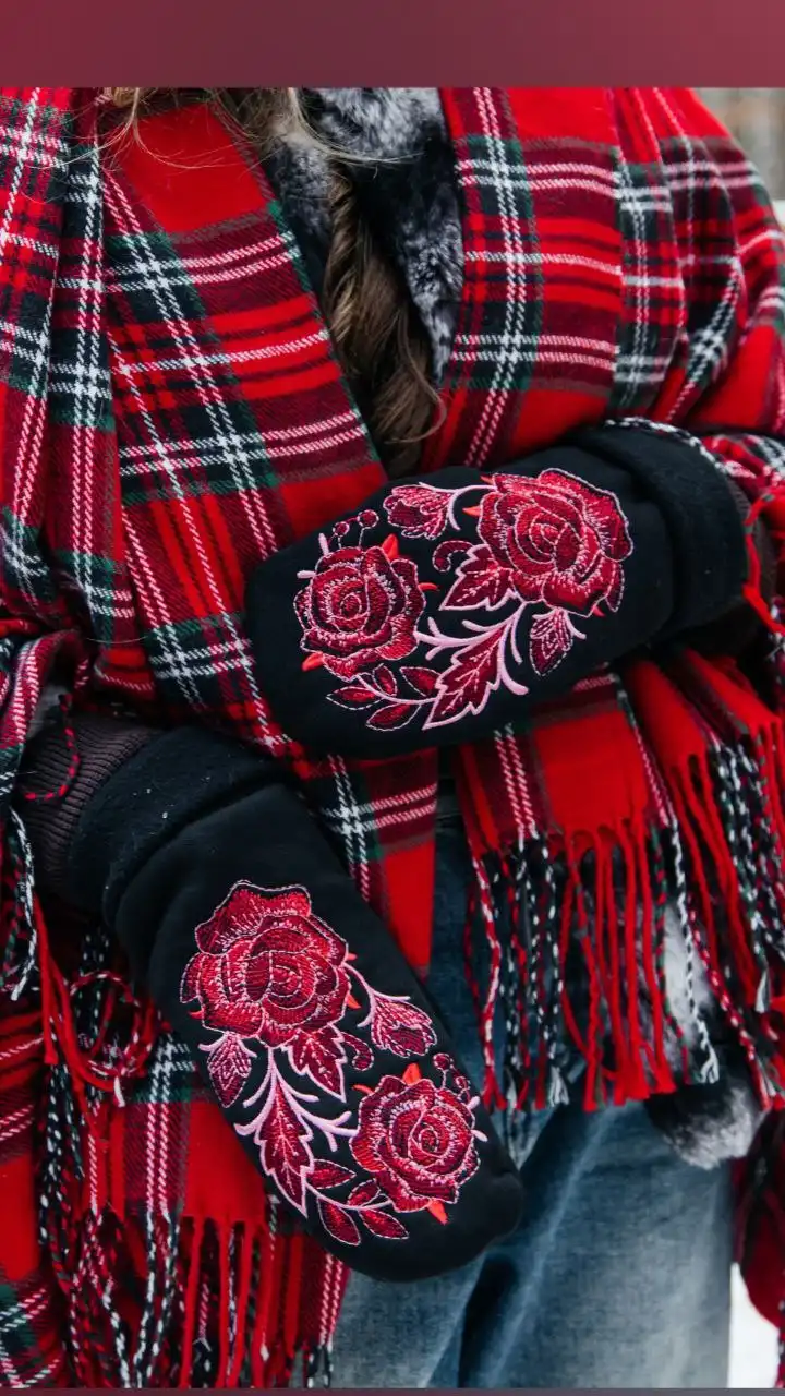 Тёплые варежки с вышивкой