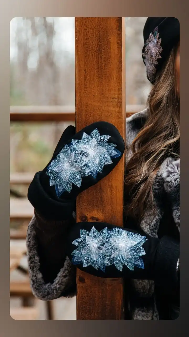 Тёплые варежки с вышивкой