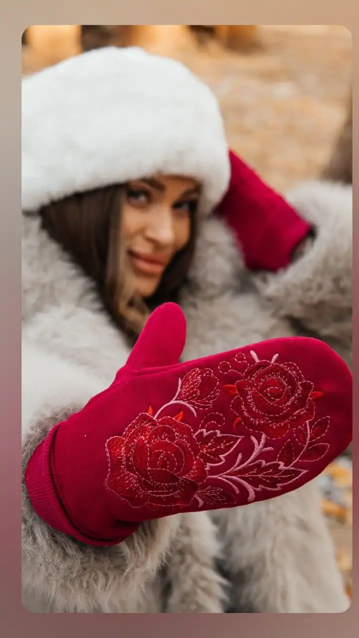 Тёплые варежки с вышивкой