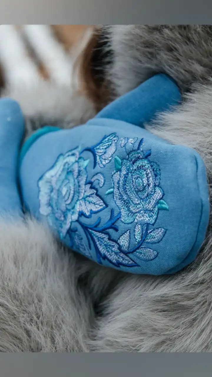 Тёплые варежки с вышивкой