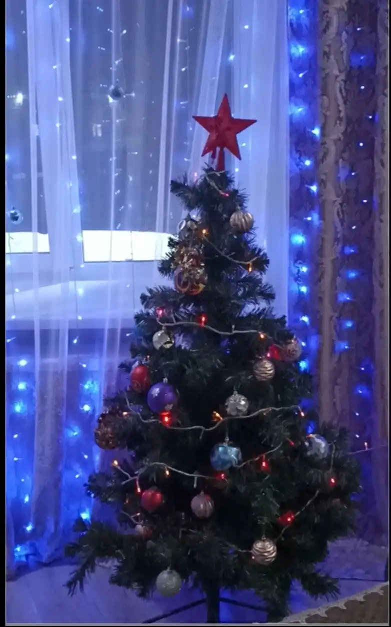 Продажа ёлки с железной подставкой и светящейся звездой
