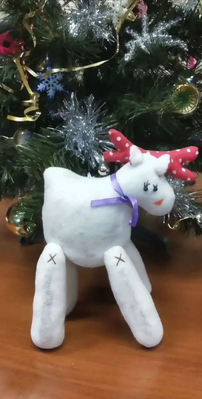 Новогодний олень из флиса