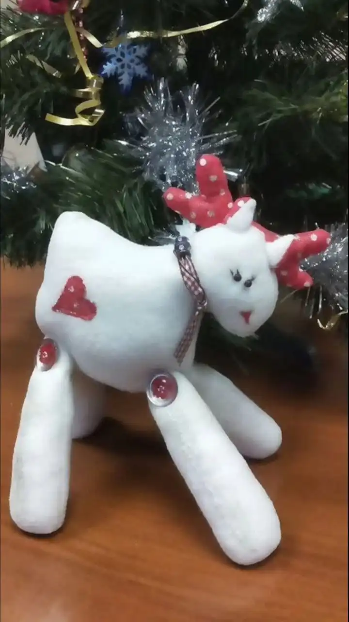 Новогодний олень из флиса