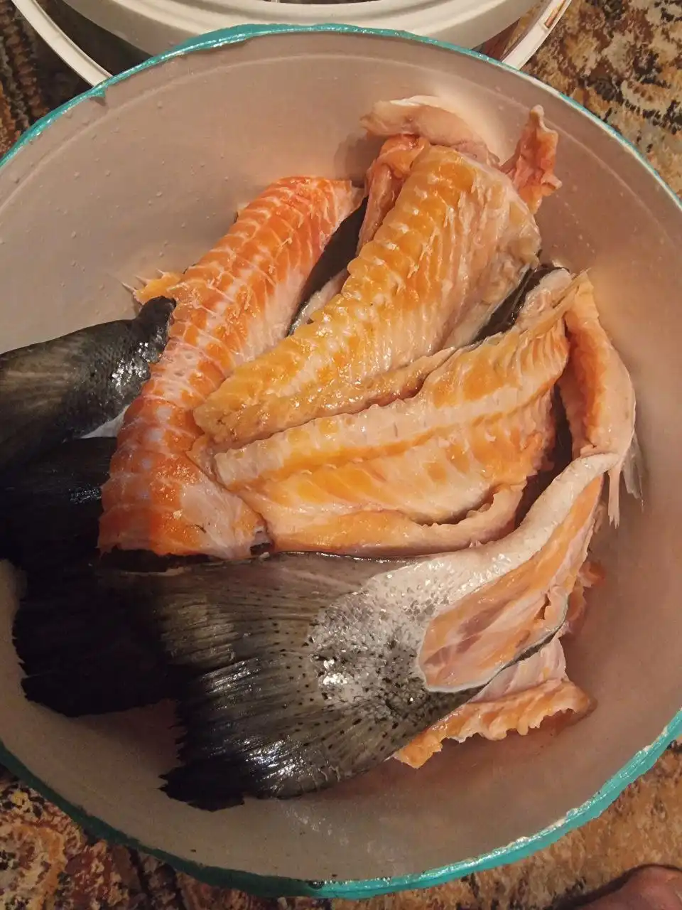 Запчасти от сёмги свежие 2 ведра по 13кг