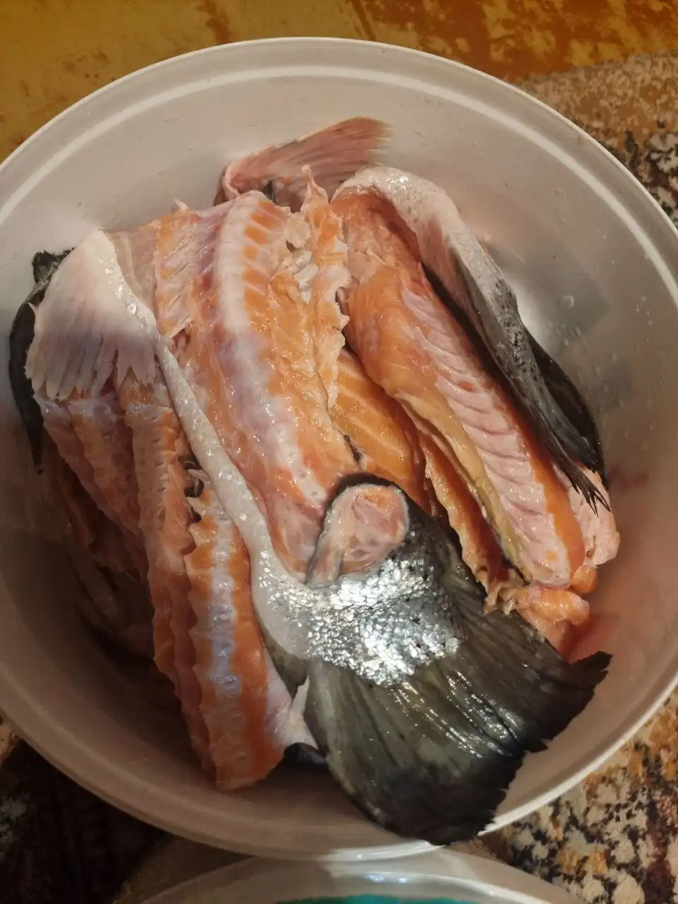 Запчасти от сёмги свежие 2 ведра по 13кг