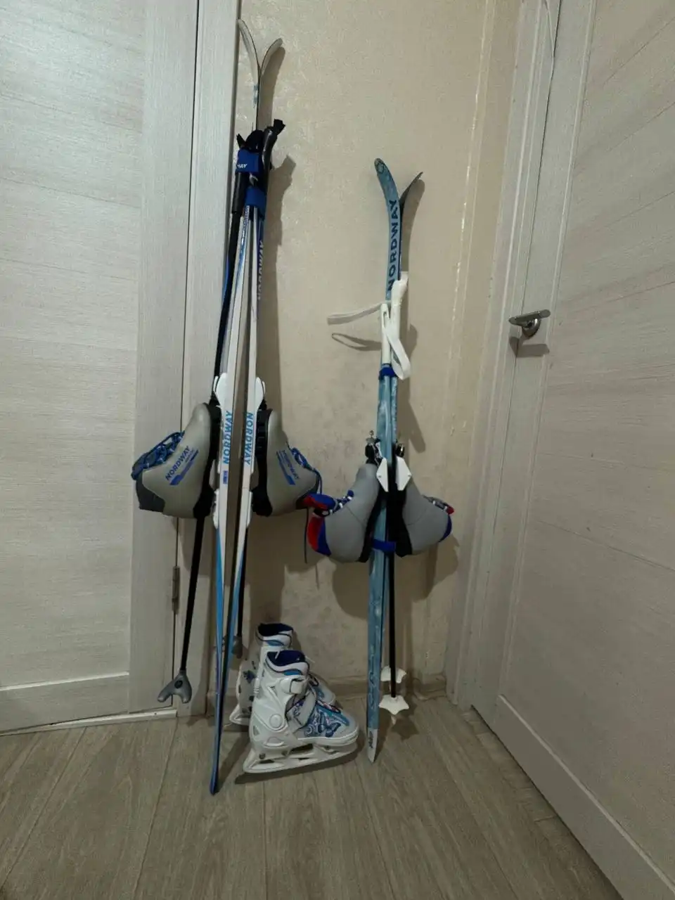 Продажа лыжного комплекта и коньков для девочки