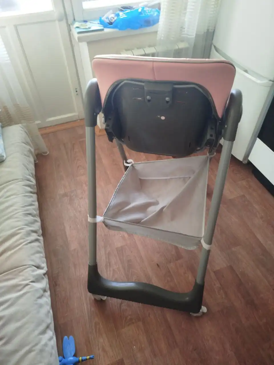 Стульчик для кормления Baby Walker с регулируемой спинкой и колесами - Стульчики для кормления (Товары для детей) в Нижневартовск