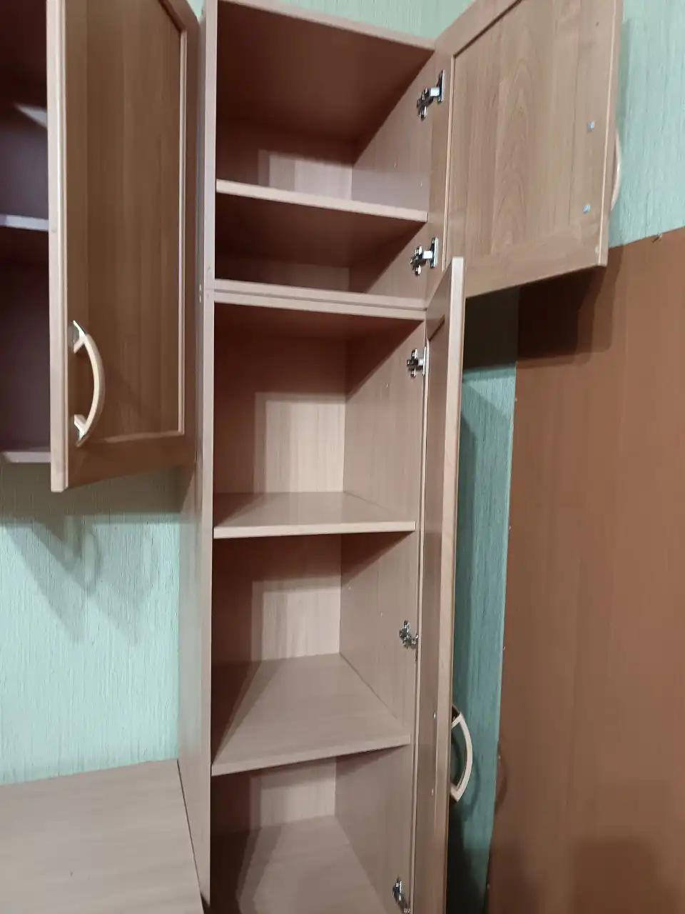 Продается стенка из светло-коричневого дерева с письменным столом - Мебель (Барахолка) в Нижневартовск