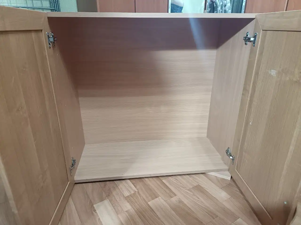 Продается стенка из светло-коричневого дерева с письменным столом - Мебель (Барахолка) в Нижневартовск