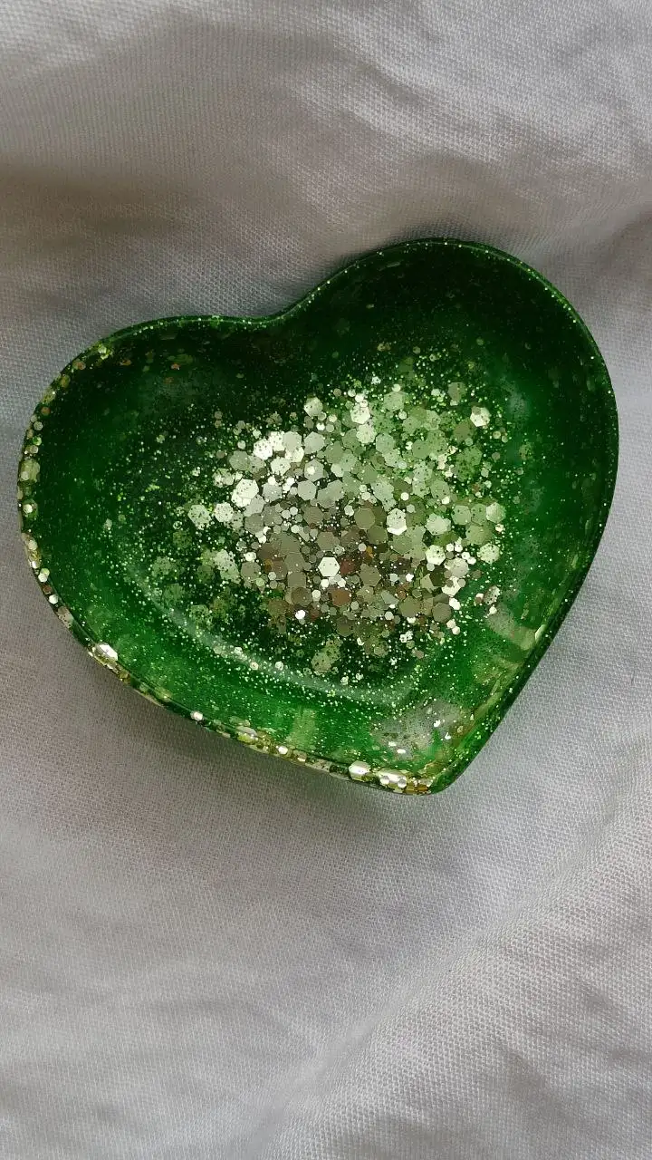 Тарелочка для мелочей в виде сердца из эпоксидной смолы - Барахолка в Нижневартовск
